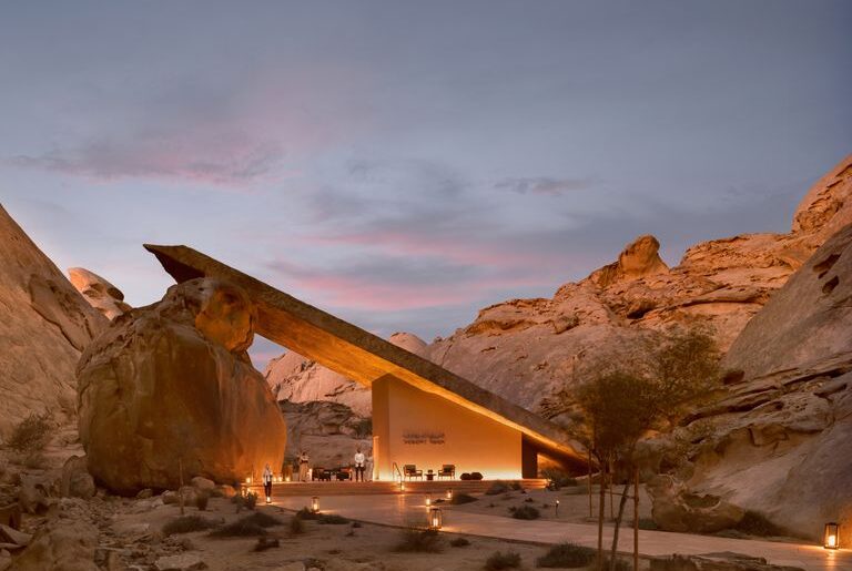 Desert Rock: lujo y naturaleza en los acantilados del desierto saudí